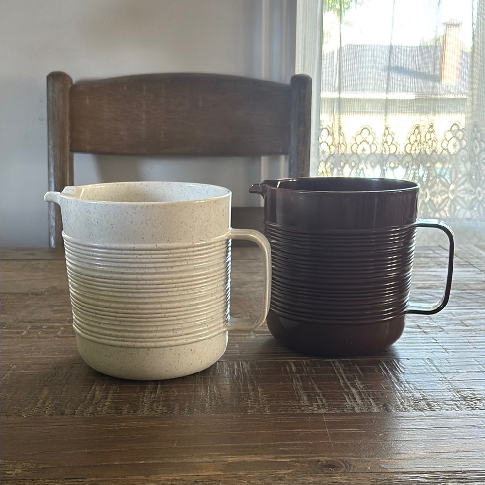 Pair of Vintage Rubbermaid Pitchers 1 1/2 Quarts Each